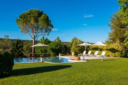 Jardin. Location maison avec Piscine proche Aix en Provence,  Maison Pauseto au pied de la montagne Sainte Victoire