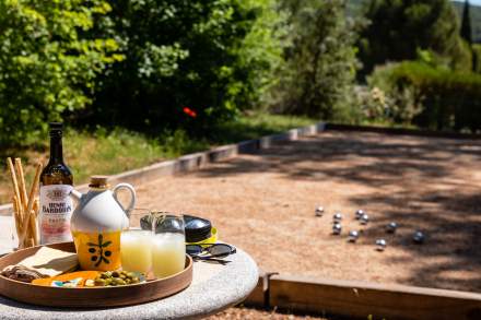 Pétanque et apéritif. Location villa avec Piscine proche Aix en Provence, Maison Pauseto