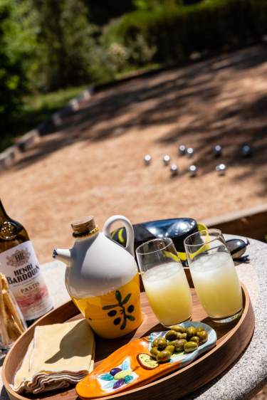 Terrain de pétanque. Location villa avec Piscine proche Aix en Provence, Maison Pauseto