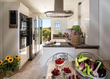 Cuisine moderne. Location villa avec Piscine proche Aix en Provence, Maison Pauseto au pied de la montagne Sainte Victoire